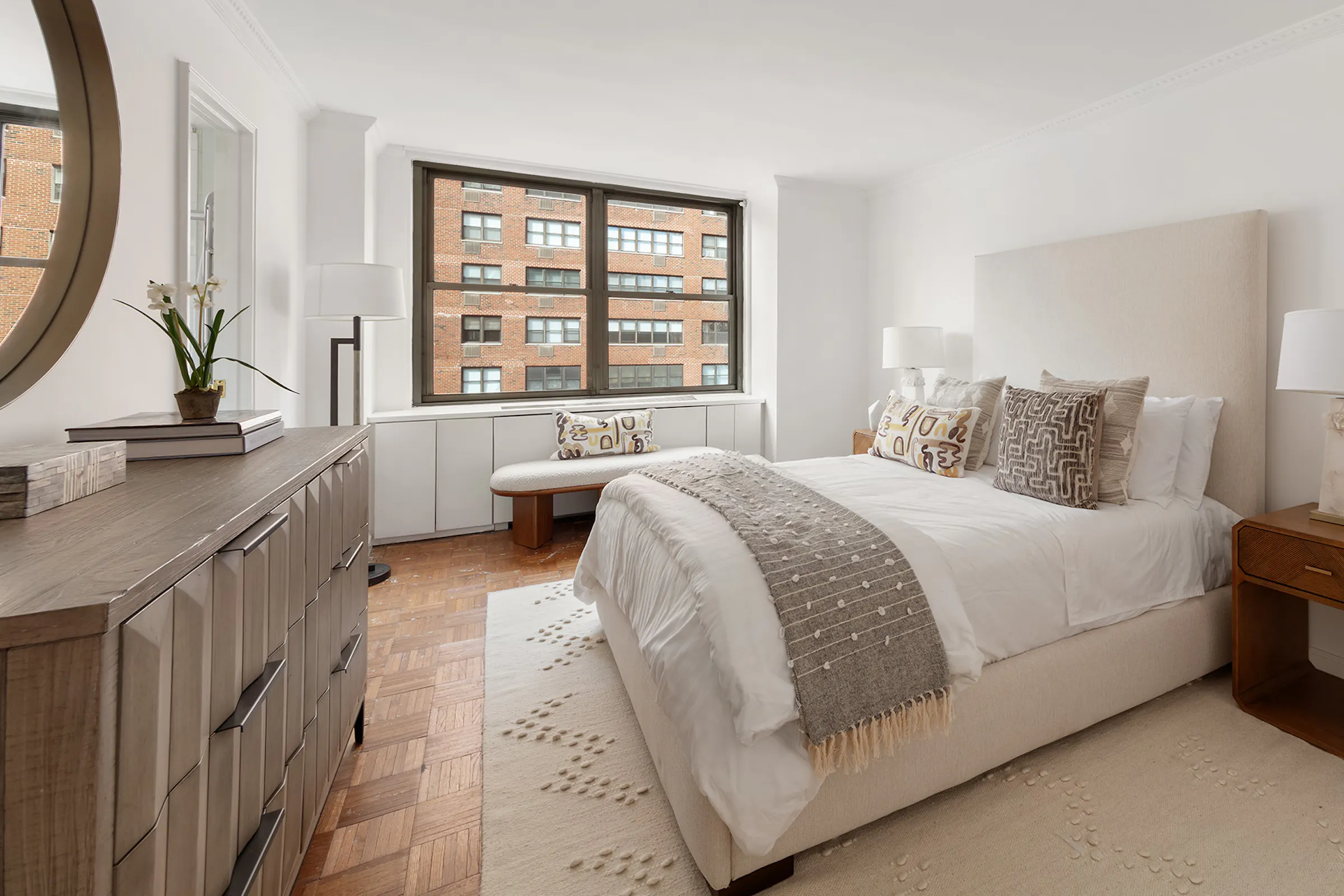 meridith-baer-home-continential-modern-bedroom